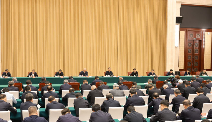 9月24日下午,率中央代表团出席新疆维吾尔自治区成立70周年庆祝活动的中共中央总书记、国家主席、中央军委主席习近平在乌鲁木齐听取新疆维吾尔自治区党委和政府工作汇报,发表了重要讲话。新华社记者 丁林 摄