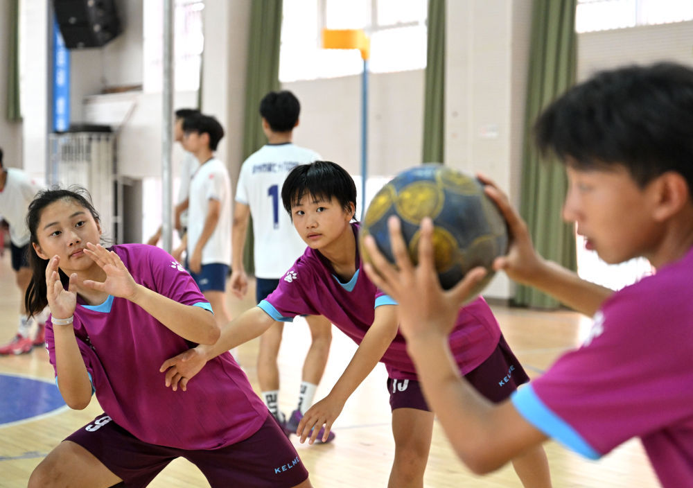郑州市第七十六中学荷球队球员练习传接球。新华社记者 李嘉南 摄