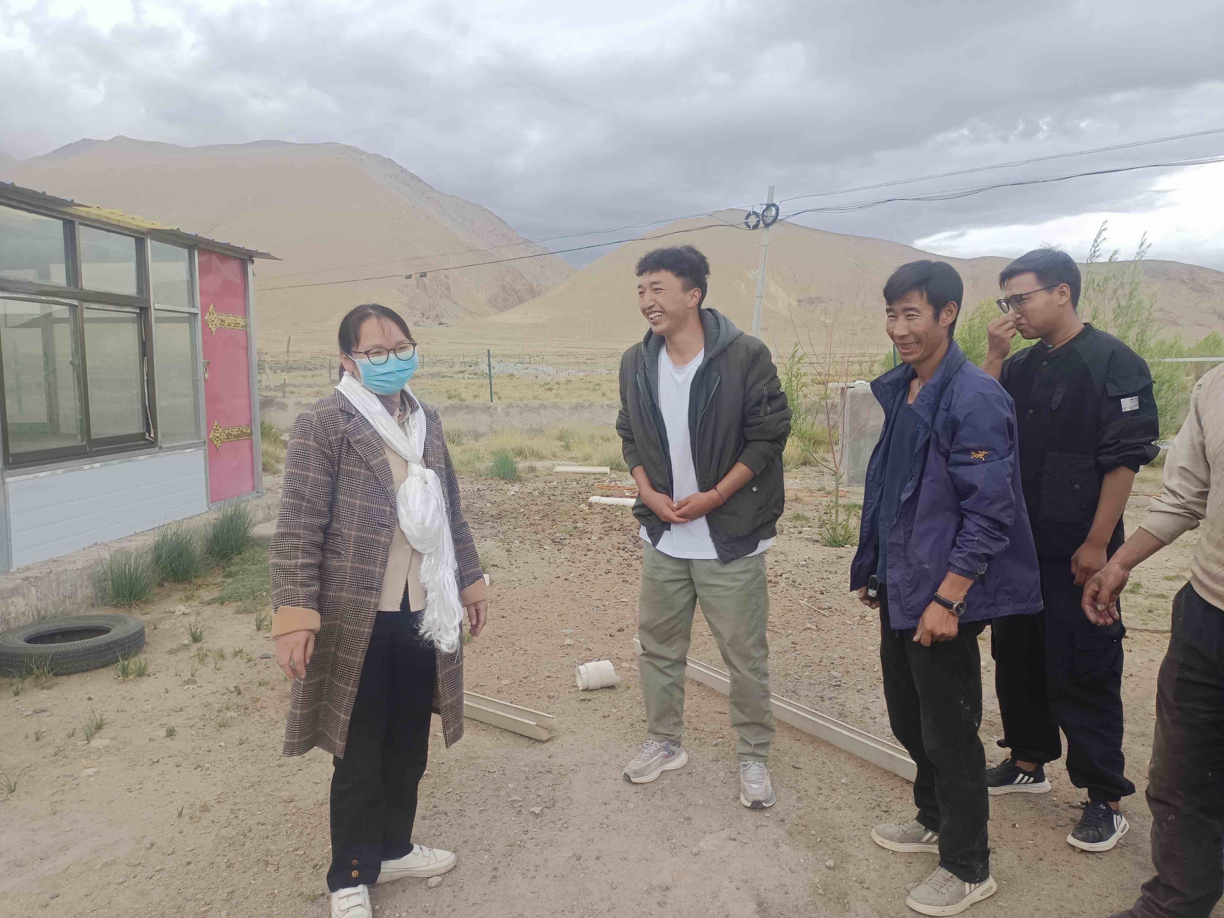 图为冯静（左一）在萨迦县调研