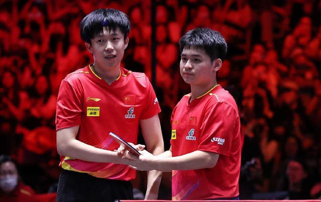 夺冠哭了!王楚钦亲吻奖杯 仍落后国乒队友1750分 无法重回世界第一