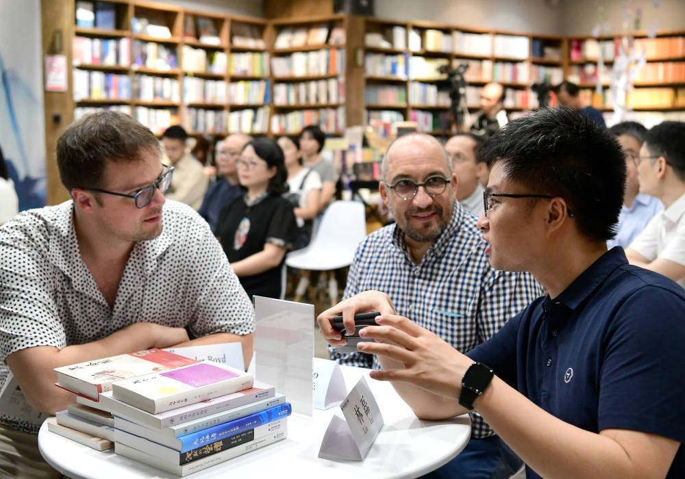 10月19日,来自意大利、美国、比利时等9个国家的欧美汉学家代表,在福建省福州与中国出版发行业代表共话文明互鉴。新华社记者 魏培全 摄