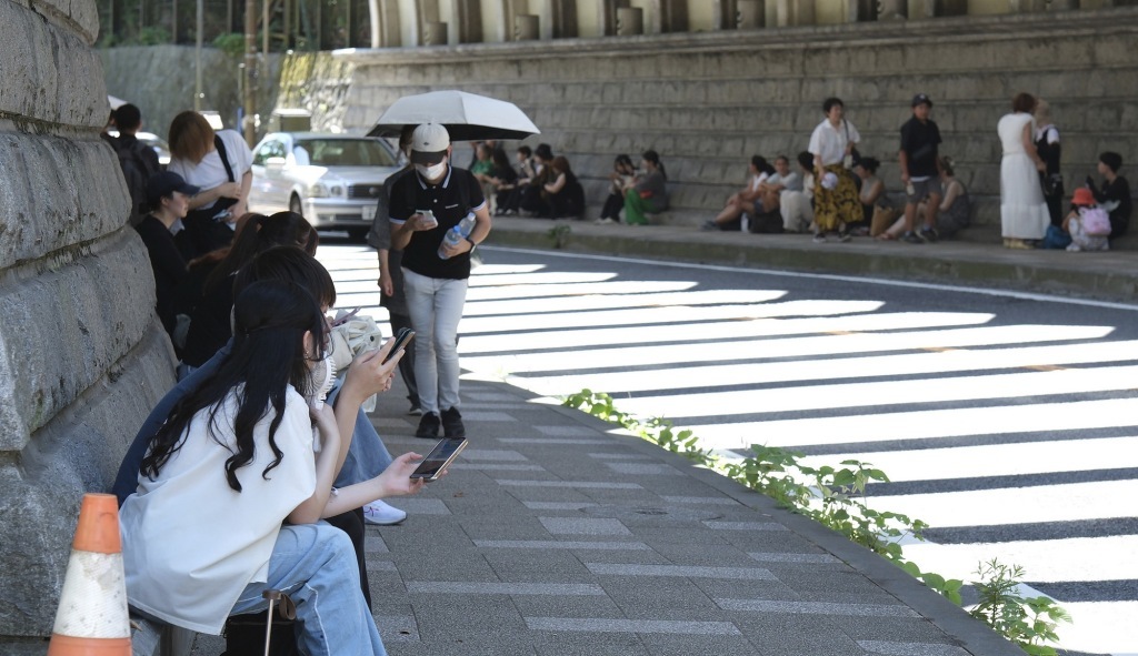 7月30日,日本神奈川县镰仓市,海啸预警发布后,当地民众撤离到高坡。