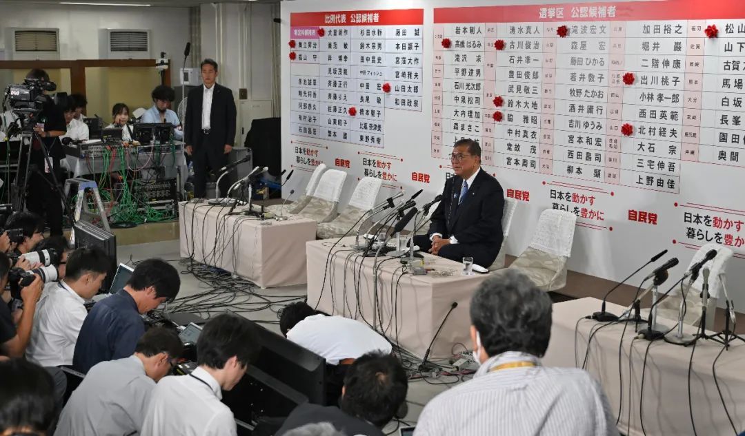 7月20日，在日本东京自民党总部计票中心，日本首相、自民党总裁石破茂回答记者提问。图/视觉中国