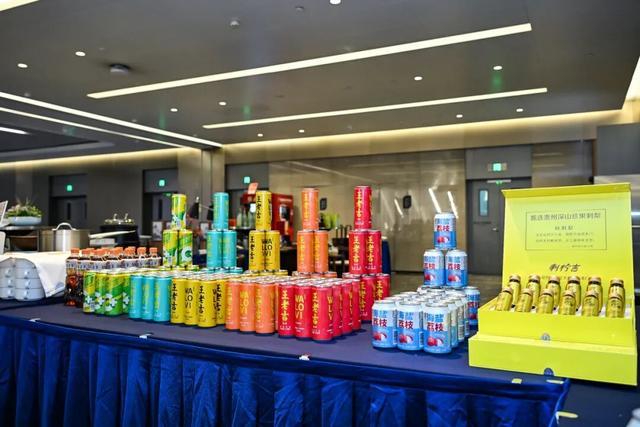 (王老吉众多产品亮相会场)