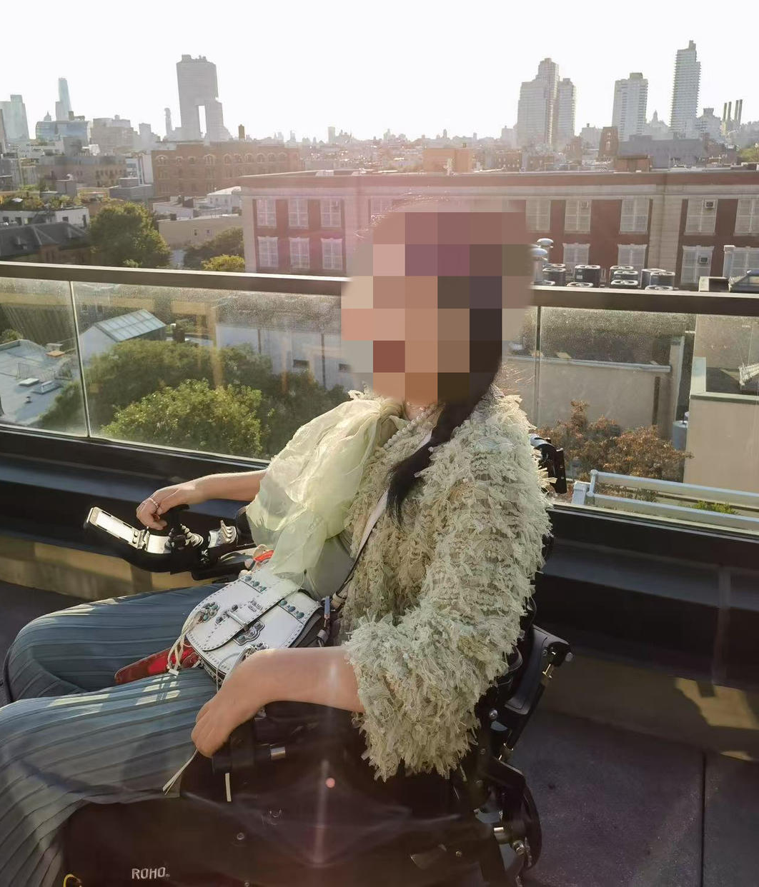 高位截癱的劉女士平時經(jīng)常搭乘電動輪椅出行(圖片來源:受訪者供圖)