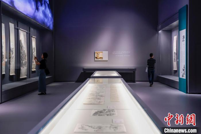 浙江杭州:纪念黄宾虹诞辰一百六十周年艺术展引游人观赏