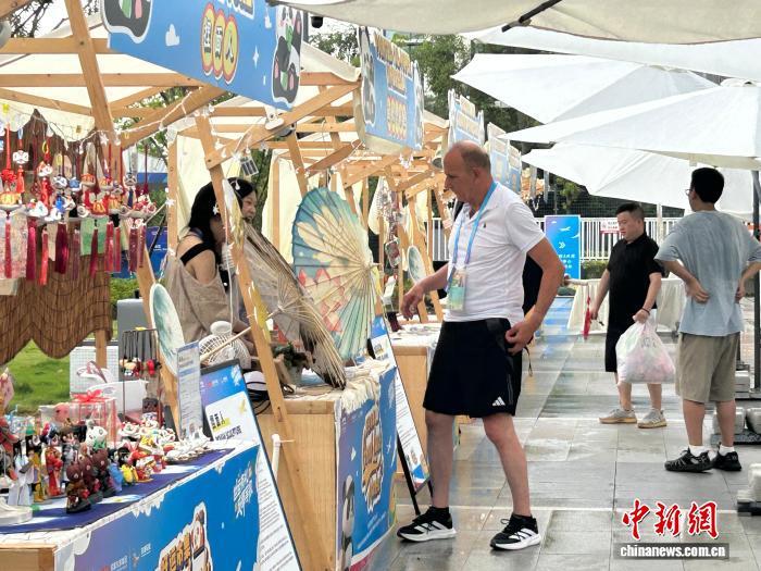 8月9日,来自匈牙利的赛事工作人员盖梅西·捷尔吉正在挑选油纸伞。 袁牟知博 摄