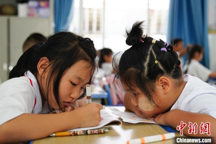 5月19日，瑞丽市姐告小学的中缅两国学生在课堂上画画。 中新社记者 刘冉阳 摄