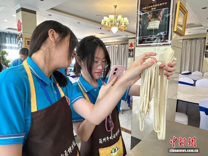 图为港青为自己的拉面拍照留影 王牧雨 摄