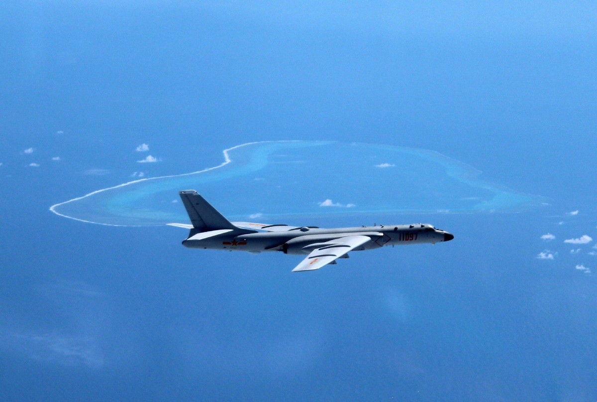 轰-6在黄岩岛附近空域巡航,对潜在对手进行威慑