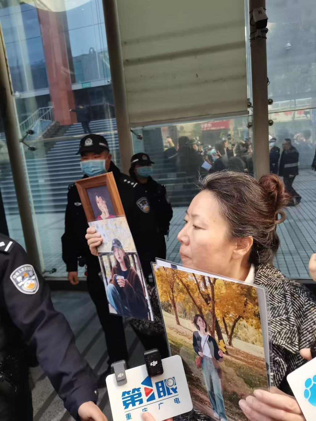 12月16日,受害人母亲王女士带着女儿身前照片走向法院。