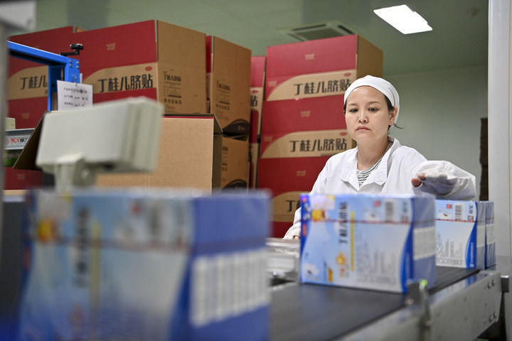亚宝药业丁桂儿脐贴生产车间内正在加紧生产。新华每日电讯记者杨晨光 摄