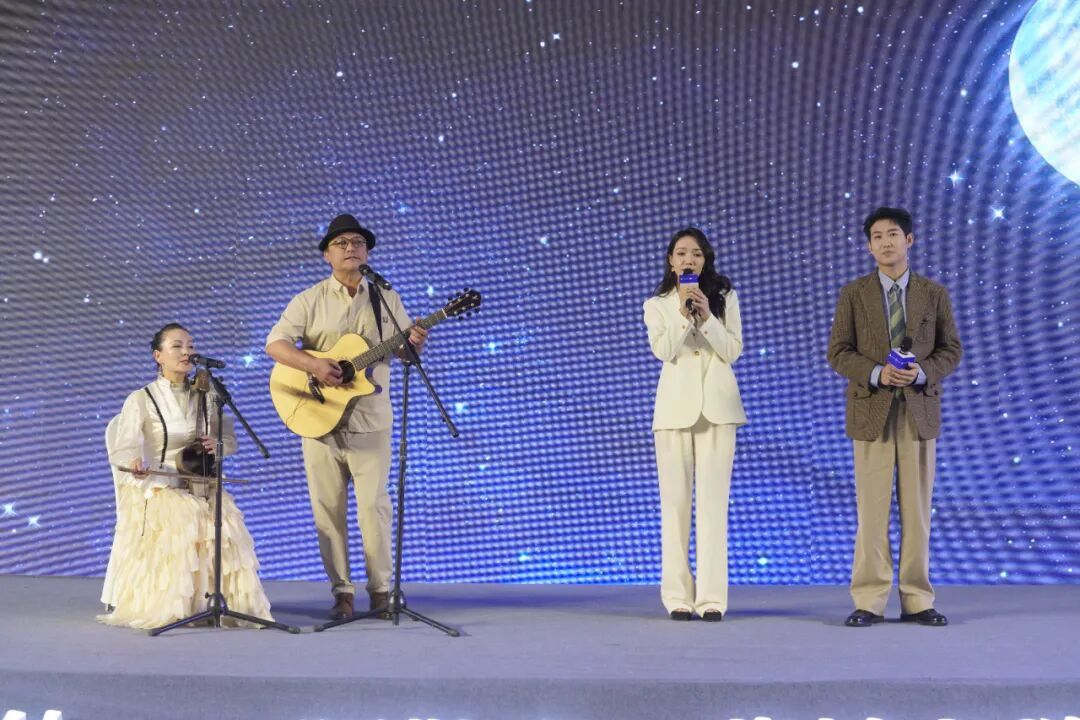 闫佩伦在“去辽阔处——阿勒泰·花城文学周闪亮之夜”与阿丽玛共同表演歌曲《月光》。(图/ 花城出版社)