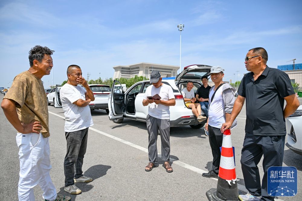 在新疆霍尔果斯公路口岸,“摆渡人”在等待出关(6月10日摄)。