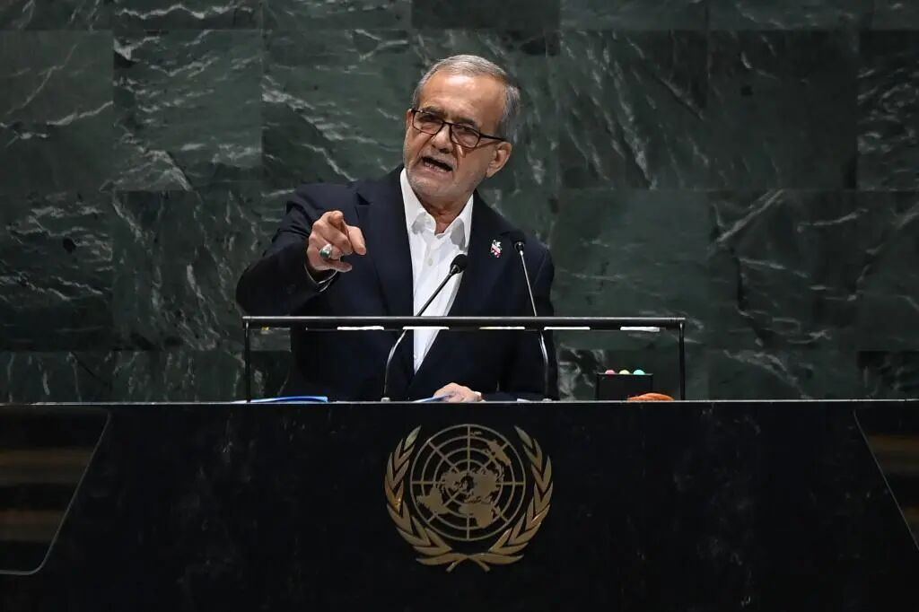 9月24日,在位于纽约的联合国总部,伊朗总统佩泽希齐扬在第80届联合国大会一般性辩论上发言。新华社记者 李睿 摄