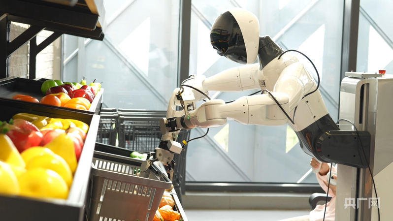 人形机器人在零售应用场景训练(央广网记者邓子依 摄)