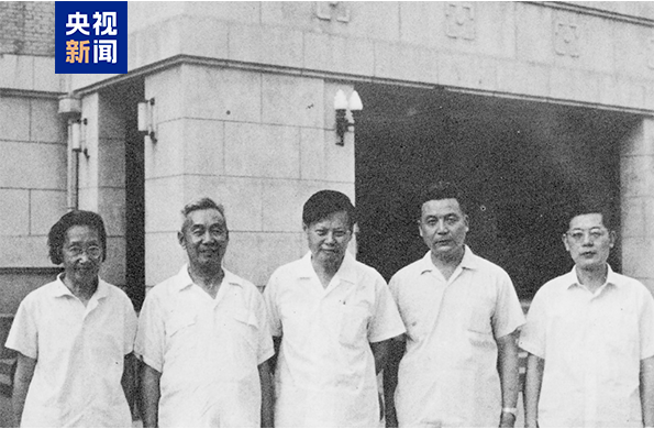 △1972年杨振宁与王承书(左一)、张文裕(左二)、邓稼先(右二)、周光召(右一)于北京