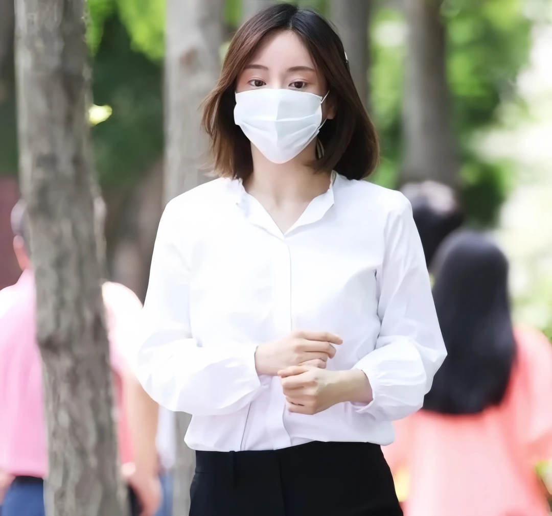 ·丈夫死后,黄荷娜出现在媒体前。(韩联社)