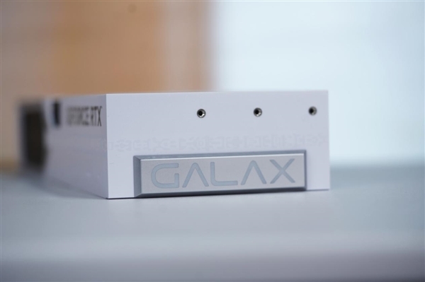 全白色刃式装甲!影驰RTX 5070 Ti圣刃图赏