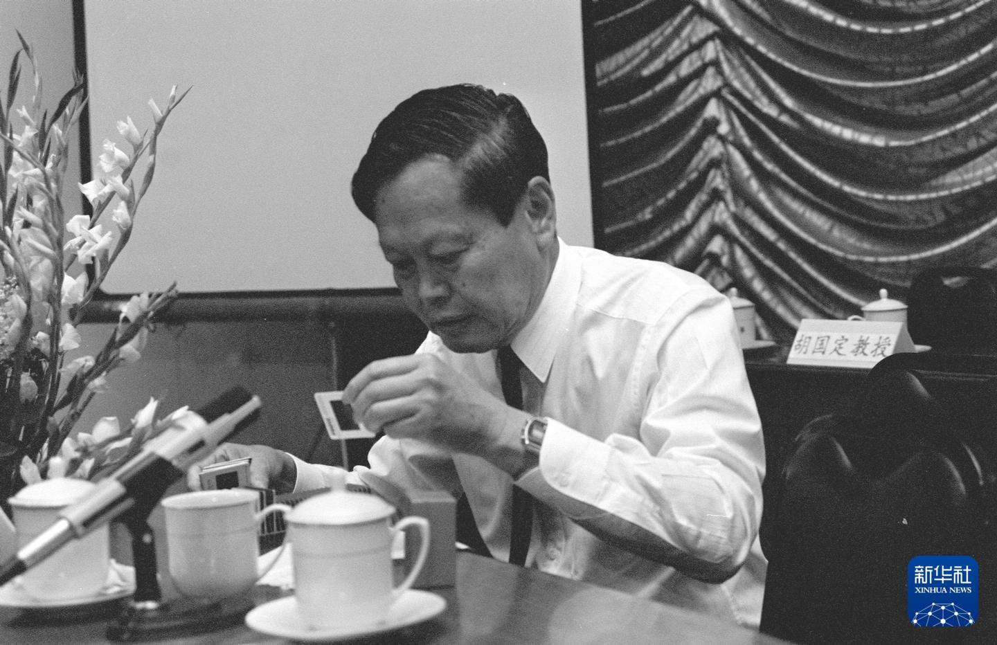 1992年6月9日,杨振宁在南开大学作演讲。这是杨振宁在整理幻灯片。 新华社记者 李昌元 摄