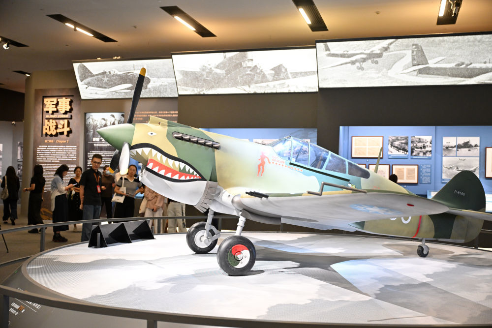 这是在中国国家博物馆展出的“飞虎队”P-40战斗机模型（9月7日摄）。新华社记者 金良快 摄