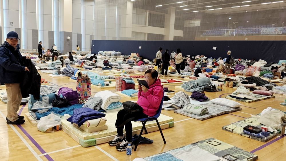 11月27日,受火灾影响的市民被安置在香港大埔东昌街体育馆。新华社记者 陈铎 摄