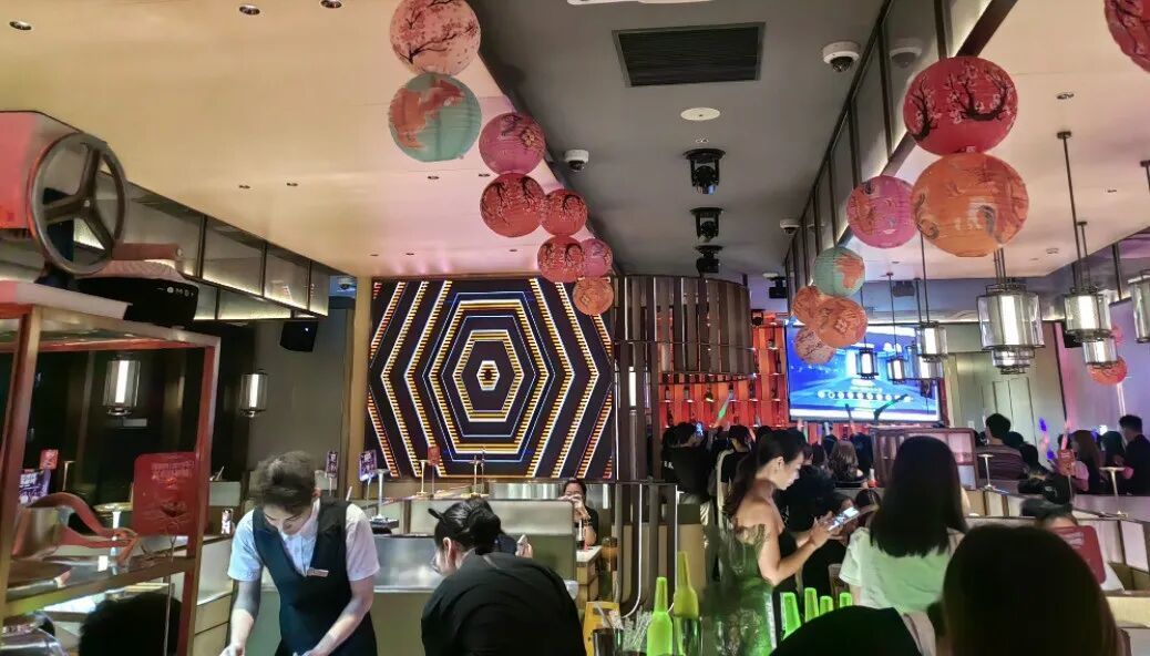 围观的客人们正在等待节目开始。(图/阿瑞 摄)