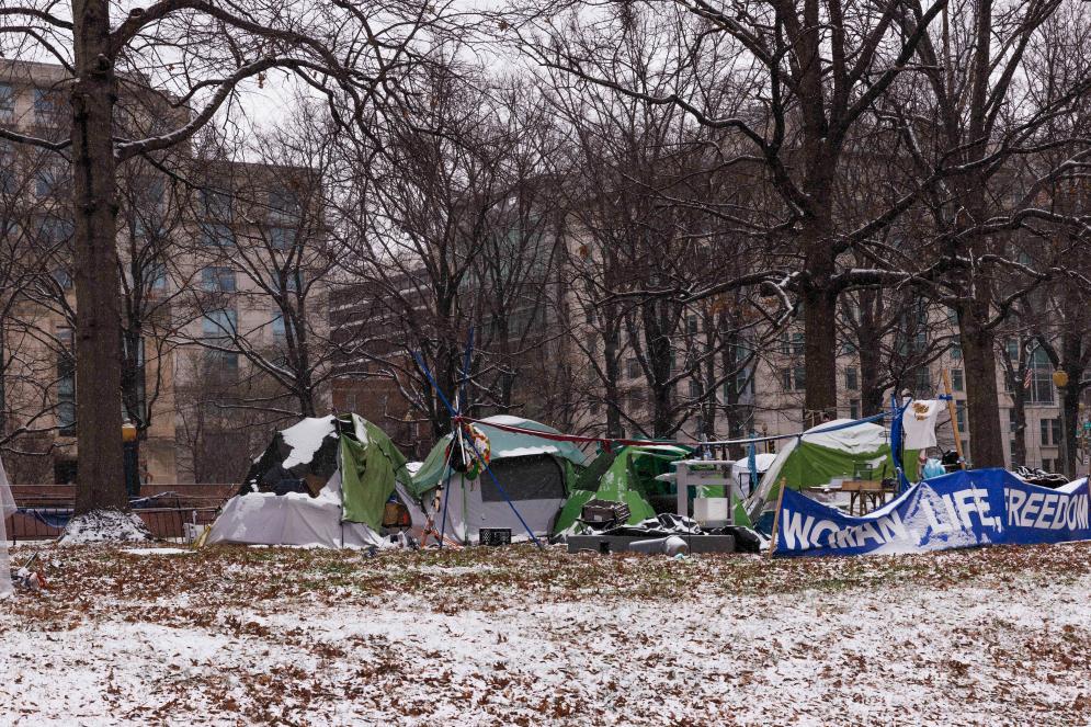 2024年1月15日,在美国首都华盛顿,无家可归者的帐篷被积雪覆盖。新华社发(阿伦摄)