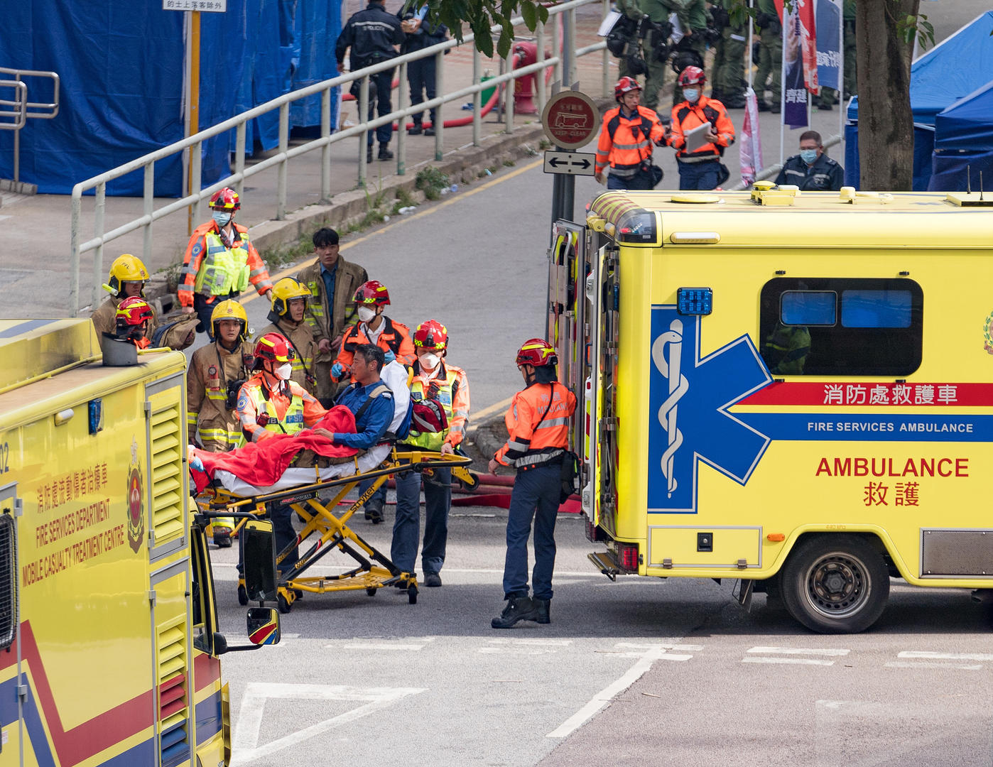 ▲2025年11月27日14时33分许,香港大埔宏福苑火灾现场,一名受伤的消防员被从火场送上救护车 图据视觉中国