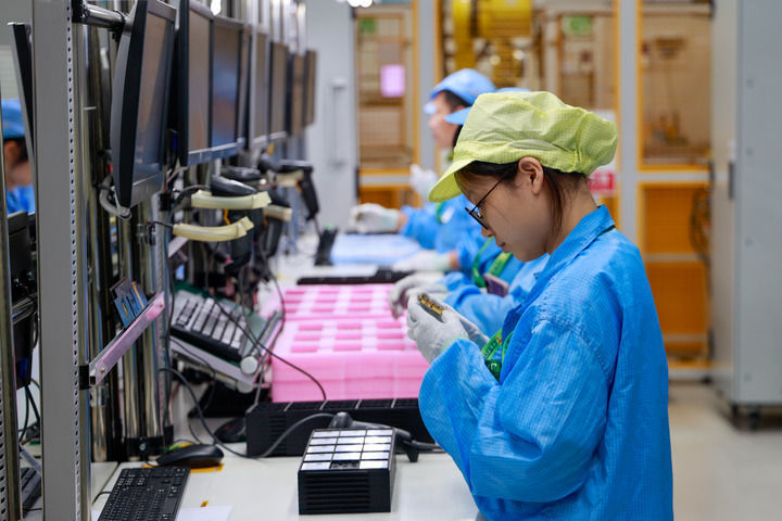 2025年9月15日，工作人员在江苏无锡高新区综合保税区捷普电子（无锡）有限公司的生产车间里进行产品检验。新华社记者 刘佳琪 摄