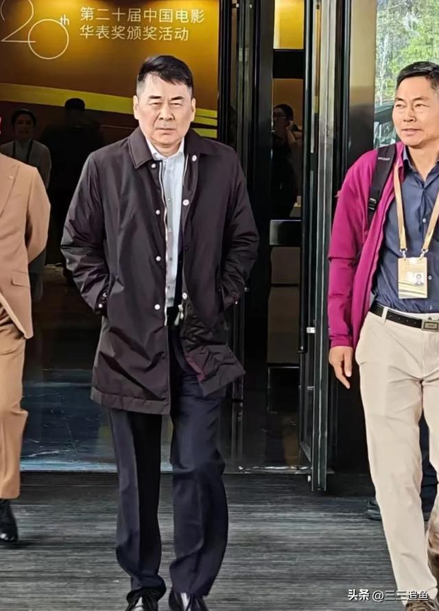 50岁蒋勤勤生图太真实了，太阳穴青筋暴起，也已经发腮了