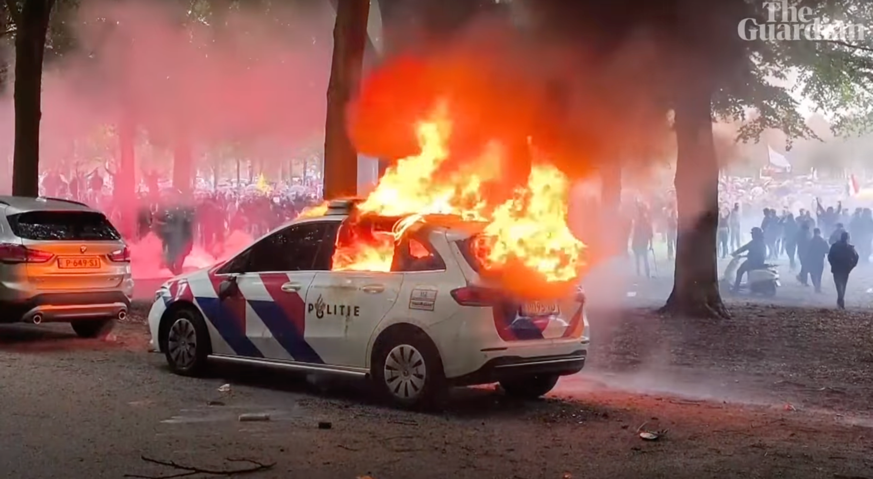 当地时间20日,荷兰爆发反移民抗议活动,一辆警车被纵火焚烧。图源:英媒视频截图