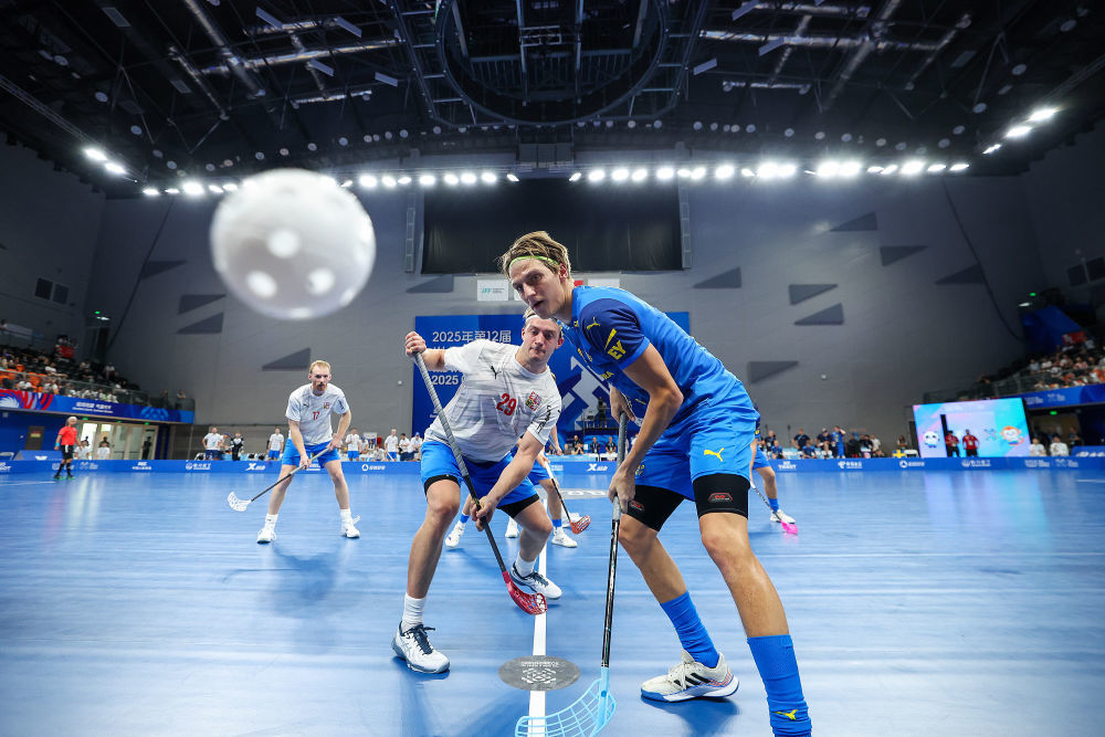 8月11日,参赛球员在2025年成都世运会软式曲棍球男子半决赛中拼抢。