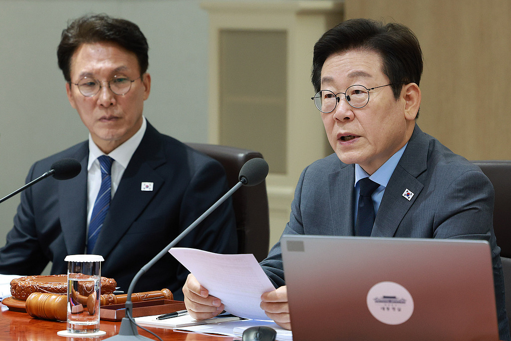 9日,韩国总统李在明(右)在龙山总统室出席国务会议并发表讲话。(视觉中国)