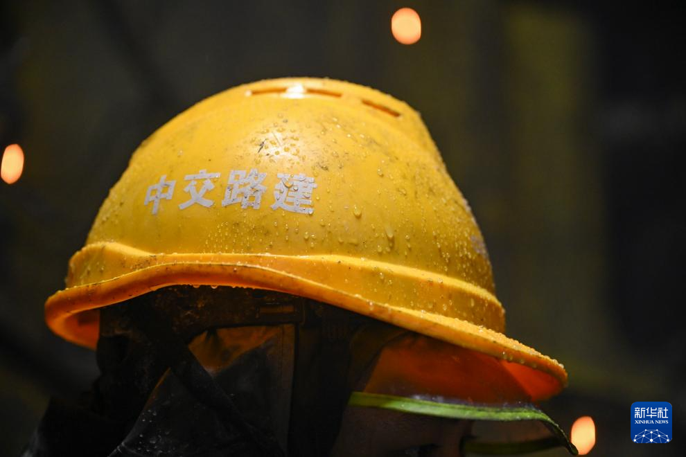 隧道内的渗水淋到工人的安全帽上(10月5日摄)。新华社记者 胡虎虎 摄
