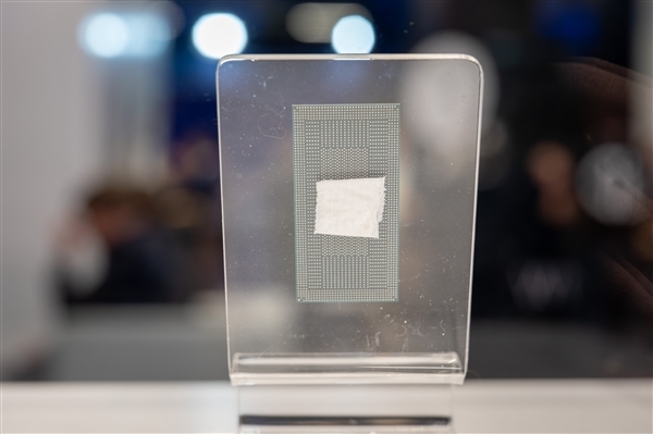 首发18A工艺！Intel Panther Lake酷睿Ultra 300近距离首秀：来岁相遇?