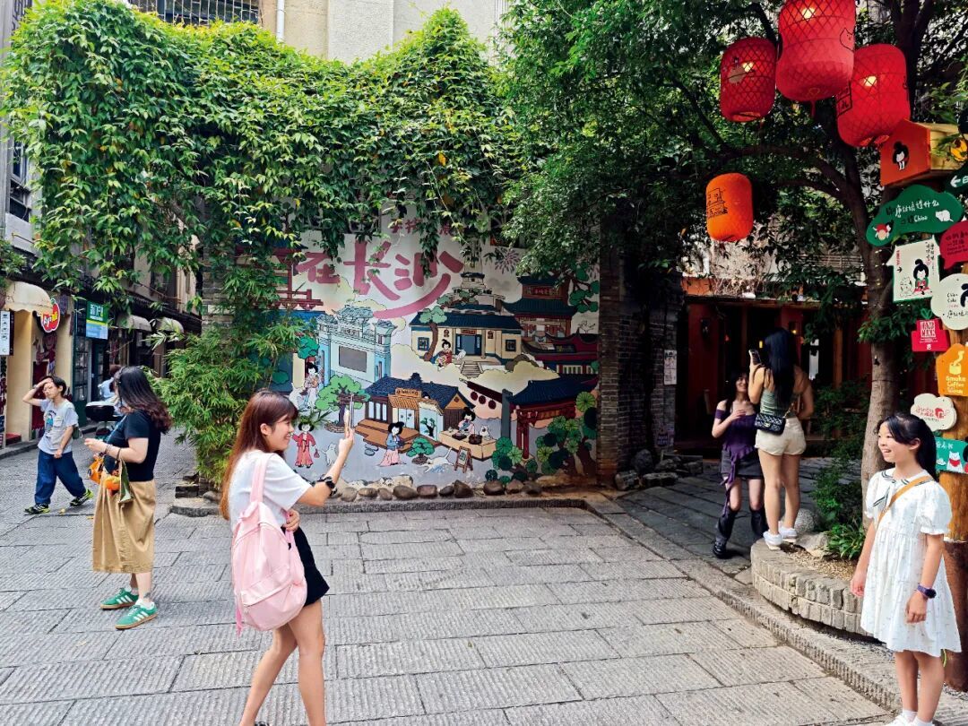 湖南长沙市白果园巷内,游客打卡留念。图/视觉中国