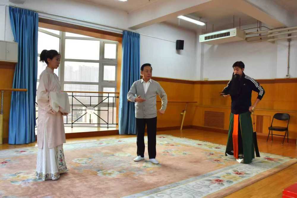 2024年1月，中国戏曲学院京昆系主任于魁智（左二）在为本科生授课。（受访者供图）