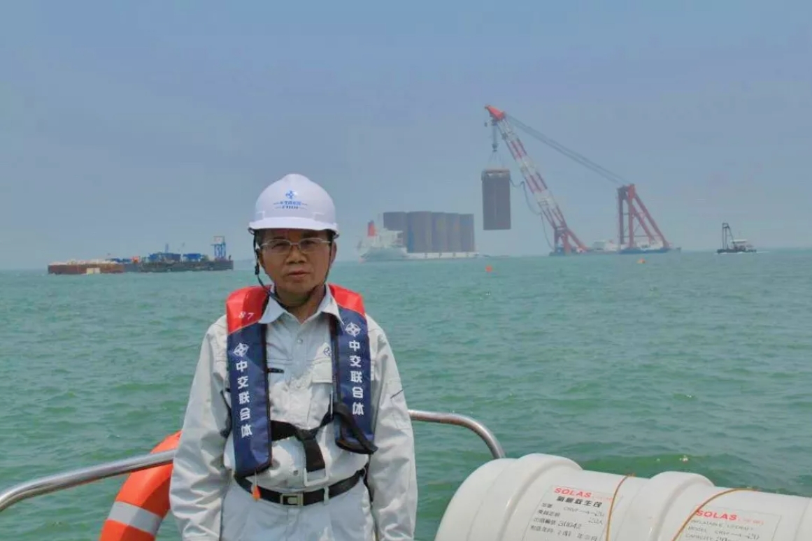 人工岛位于珠海拱北湾南侧海域,是港珠澳大桥主体工程与珠海、澳门两地的衔接中心。此前,没有任何国家在外海建两个人工岛。