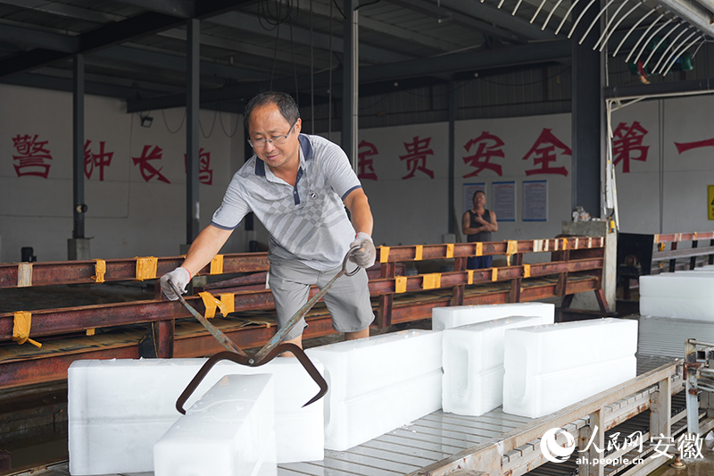 工人夹取冰块运向货车。人民网记者 王锐摄