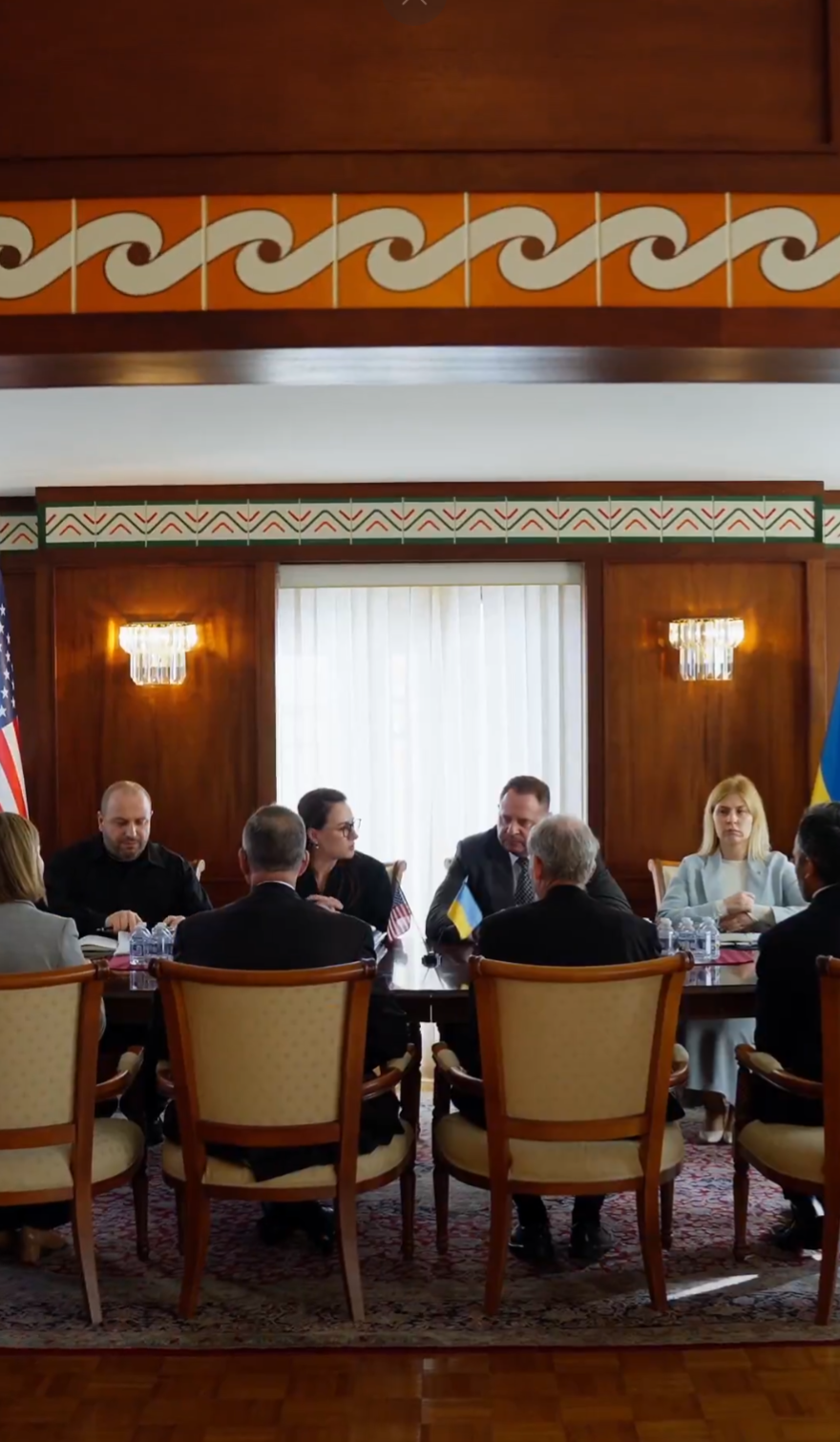 叶尔马克15日发文称,乌克兰高官在访美期间与多家美国武器制造商代表会面。图为该帖文发布的视频截图