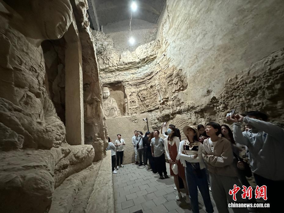 图为台青参观王母宫石窟内雕塑 王牧雨 摄