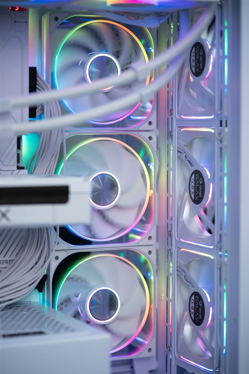 影驰RTX 5060 Ti金属大师白金版16GB MAX OC评测:DLSS 4加持4K游戏轻松流畅 纯白设计完美匹配影驰全家桶