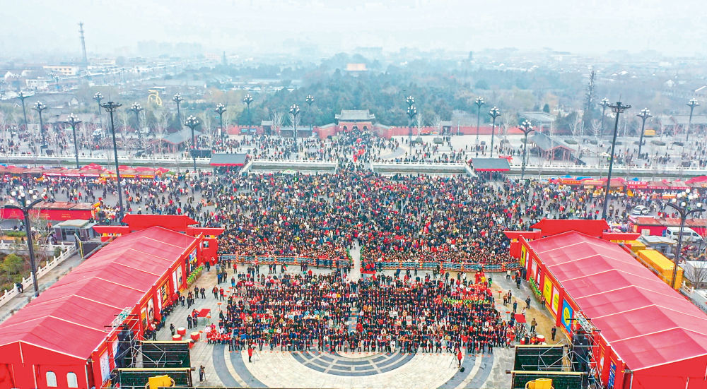 2025年3月1日,第三届周口伏羲书展在周口市淮阳区伏羲文化广场正式启动,图为开幕式现场盛况。杨正华摄