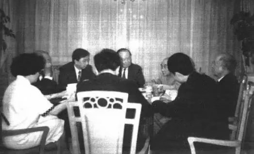 1992年6月,两岸密谈在香港香格里拉酒店举行。左二:杨斯德;左三:苏志诚;左五:汪道涵;右三:南怀瑾;右一:许鸣真。 图源:南怀瑾学术研究会