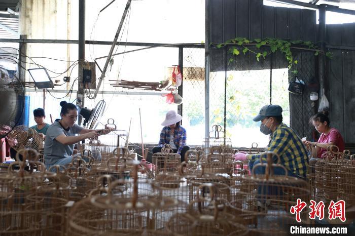 图为工人在制作鸟笼。梁旎旎 摄