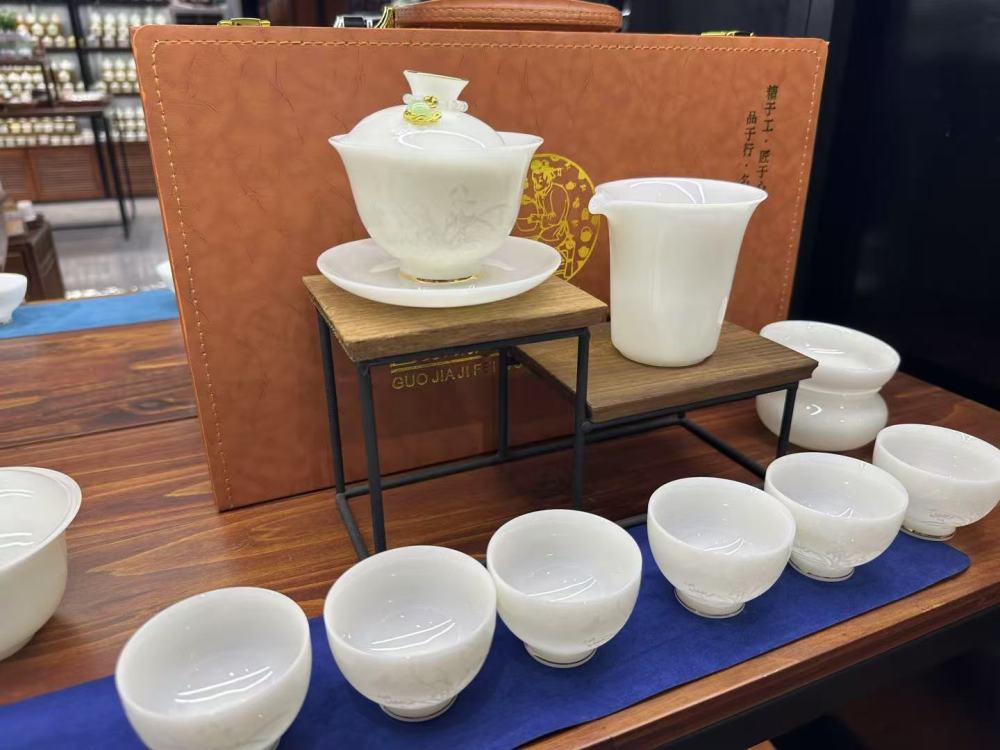 三班镇一家陶瓷企业展厅陈列的白瓷茶具。新华社记者 庞梦霞 摄