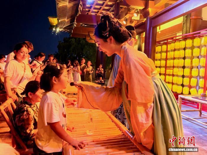 9月5日,长沙杜甫江阁“喜相逢”唐风互动夜游活动中,演员正在与观众互动。 张雪盈 摄