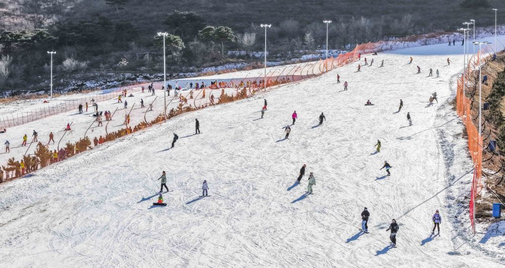 12月7日，游客在河北省唐山市玉田县玉龙湾滑雪场滑雪（无人机照片）。进入冰雪季节，多地滑雪场迎来客流高峰，人们在这里亲近冰雪，体验滑雪运动乐趣。新华社发（刘满仓 摄）