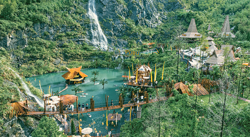 余村以矿坑生态修复为核心，整合咖啡、悬崖餐厅、水上划桨、音乐吧等多元业态，打造沉浸式自然体验空间，成为乡村新消费的特色场景。图为2025年9月13日，浙江省安吉县余村“瀑布咖啡”旗舰店吸引众多游客。 安吉县天荒坪镇供图